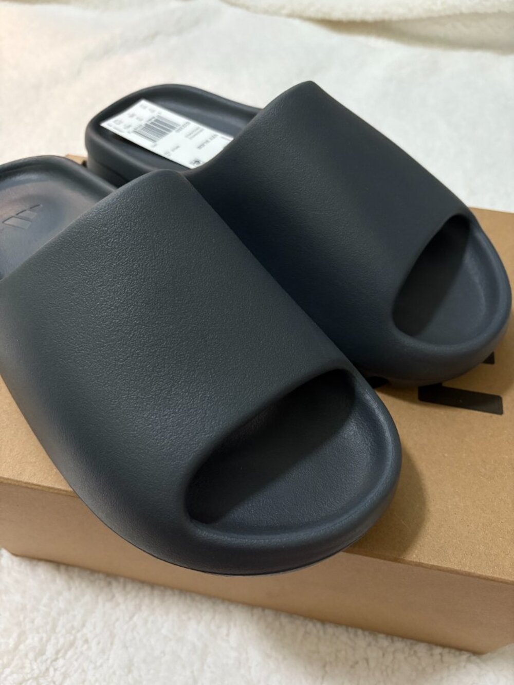 Yeezy Slides YZY size 8 NWT black